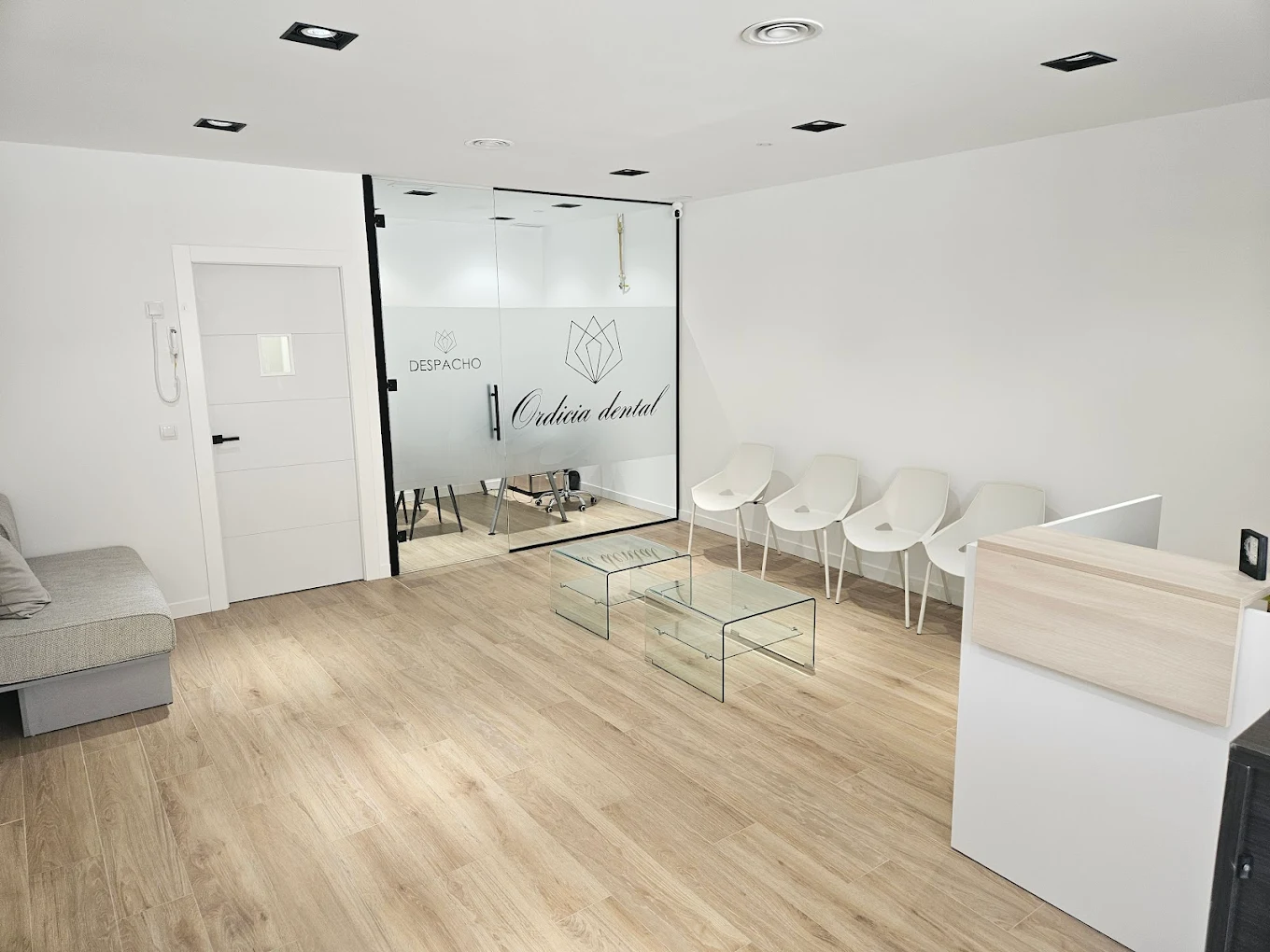 Sala de espera de la clínica Ordicia Dental en Orcasitas, Madrid